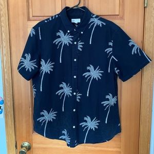 GAP HAWAIIAN BUTTON UP SHIRT. SIZE LARGE.